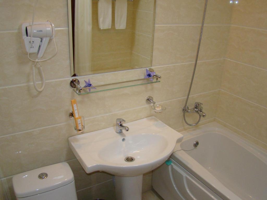 Iris Hotel Almatı Dış mekan fotoğraf